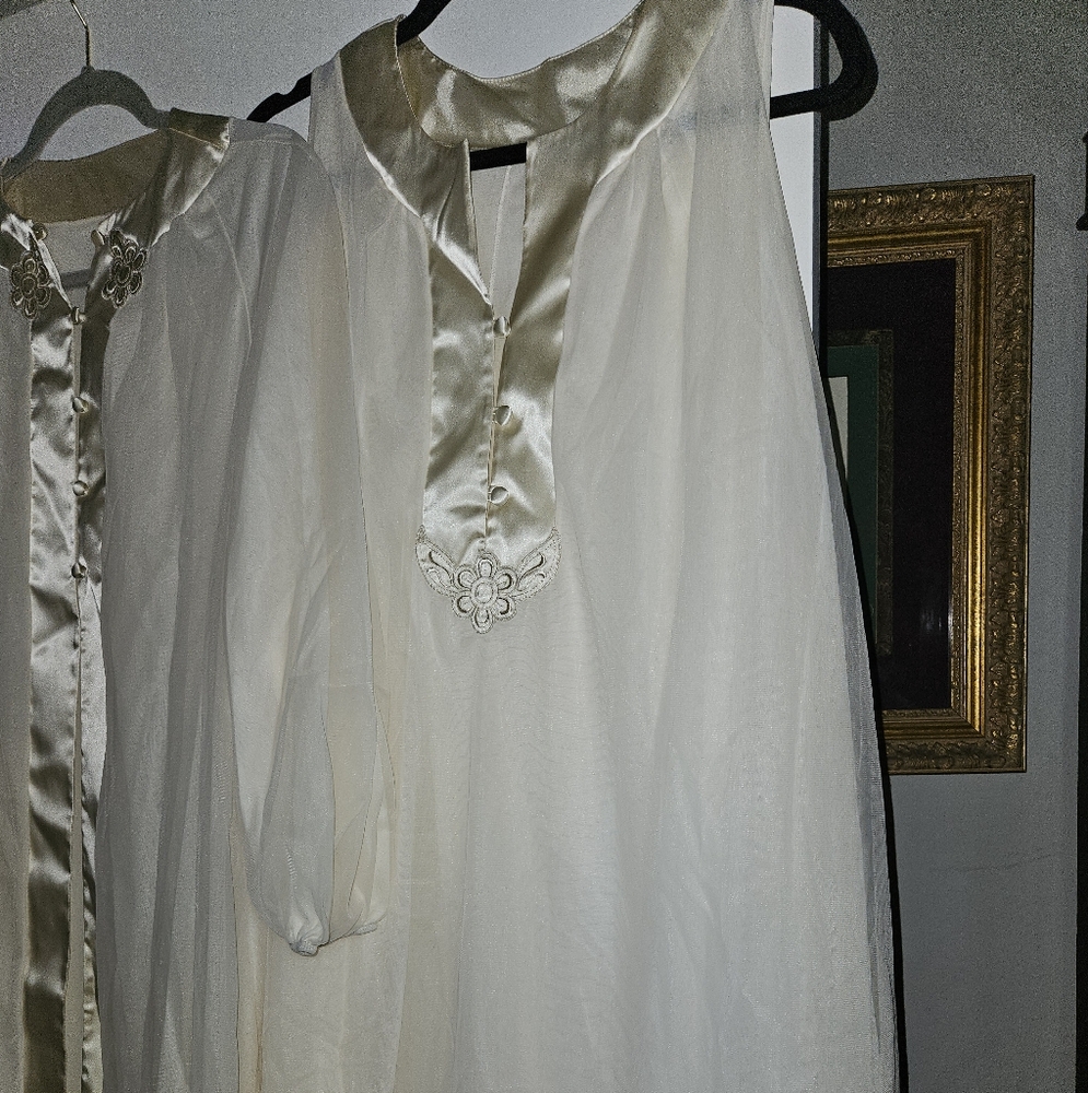 Elegant Vintage Cream Nightgown And Robe  Set Small